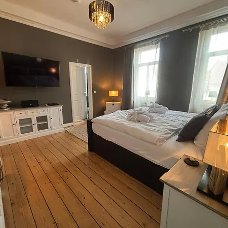 Für 8 Pers Mit 4 Apartments, 2xsauna, Dampfbad, Dachterrasse, Weinkeller, 1a-lage *